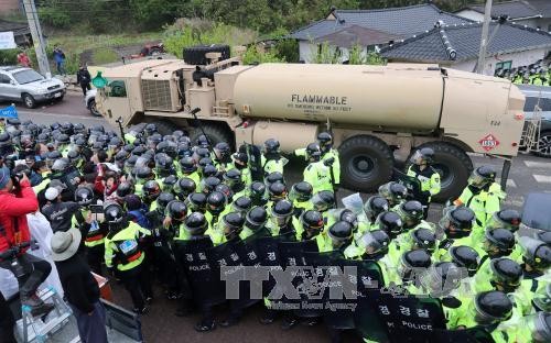 US delivers THAAD parts to deployment site in South Korea - ảnh 1